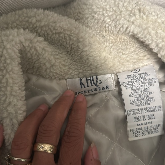 Kids jacket used has a little tear on it - Picture 4 of 5